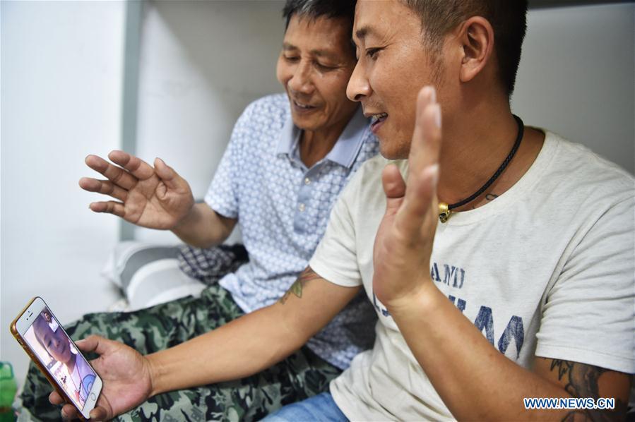 Father and son: splashing iron water during dragon dance