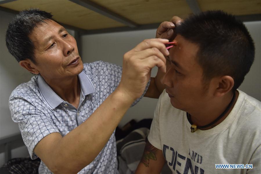 Father and son: splashing iron water during dragon dance