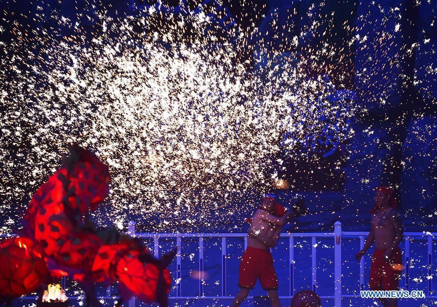Father and son: splashing iron water during dragon dance