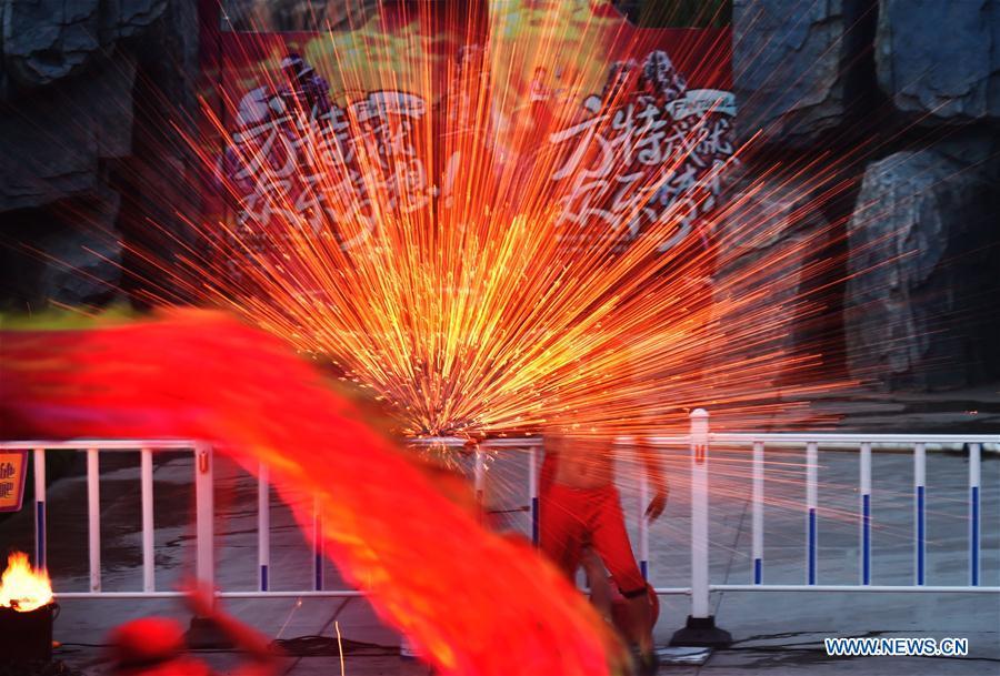 Father and son: splashing iron water during dragon dance