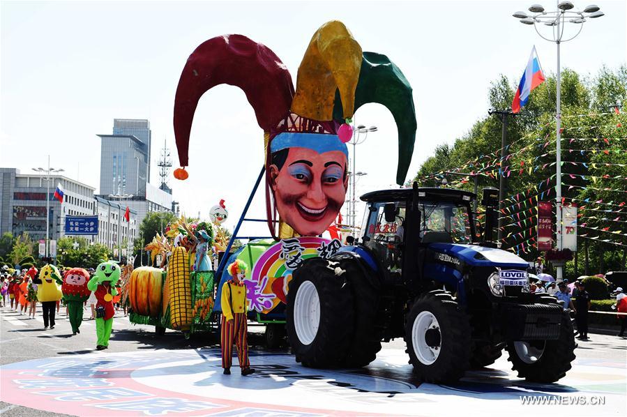 Parade held during 8th China-Russia Cultural Market in Heihe