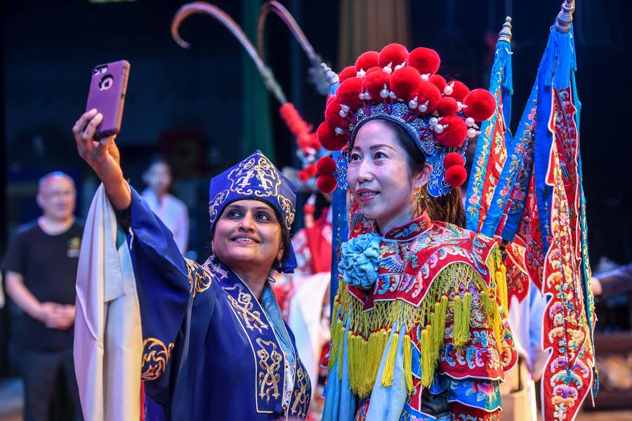 Guests of Summer Davos invited to taste Peking Opera