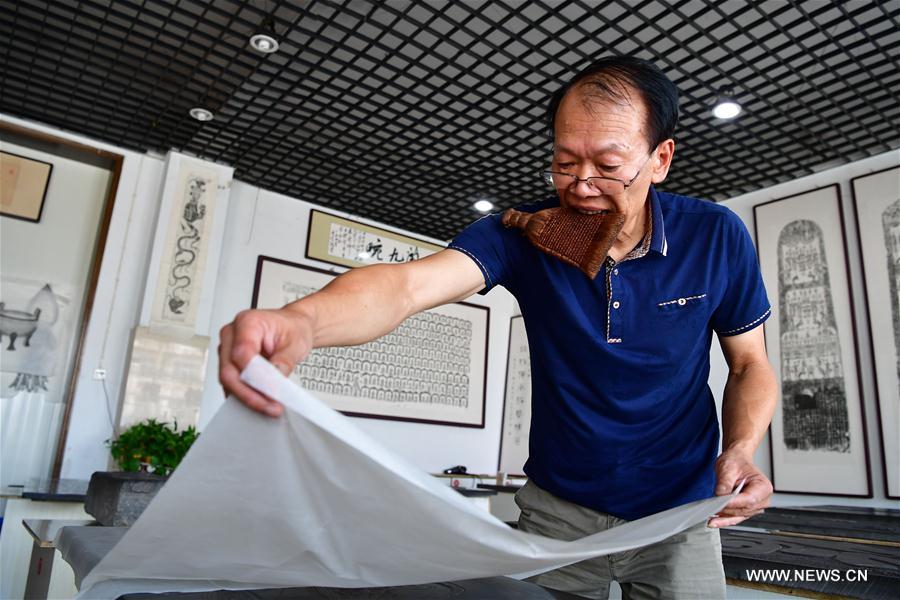 Pic story: Inheritor of rubbing skills in Henan