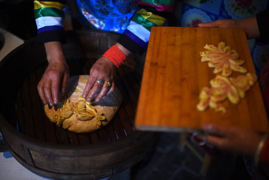 Tu ethnic group makes special mooncake for Mid-Autumn Festival
