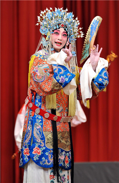 Peking Opera master Mei Baojiu dies at 82