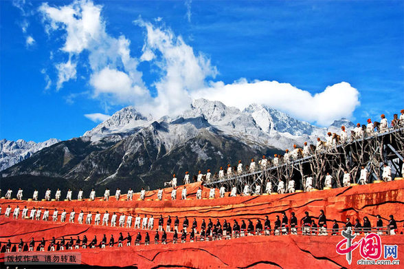 红色的视觉盛舞《印象·雪山》[组图]