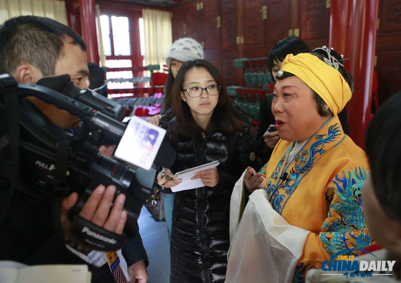 十八大期间中外记者参观北京西城社区学校 感受百姓业余文化生活