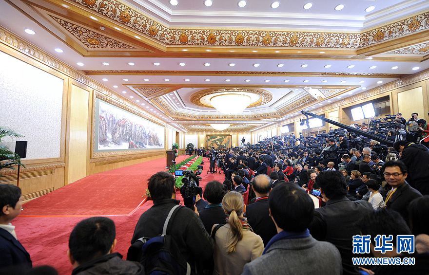 新一届中央政治局常委同中外记者见面会现场