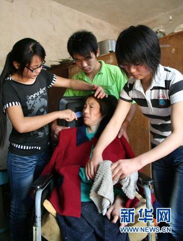 山东农家贫困姐妹坚强迎高考(组图)