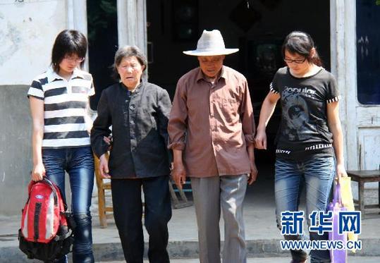 山东农家贫困姐妹坚强迎高考(组图)