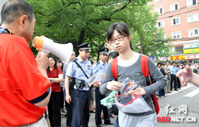 七旬老人为孙子高考“助阵” 清晨守候考场