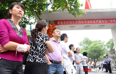 七旬老人为孙子高考“助阵” 清晨守候考场
