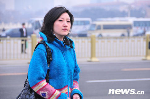 2010两会女记者身影