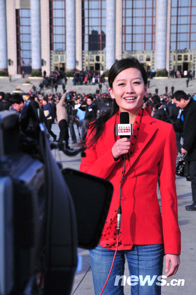 近拍两会“当红”女主播