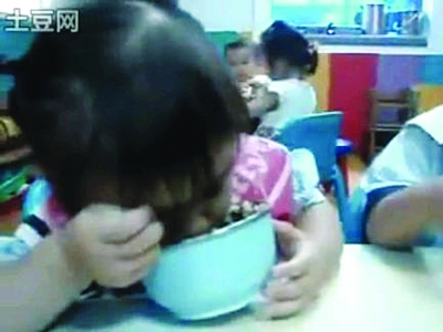 台湾“瞌睡妹”边吃边睡萌翻网友 组图