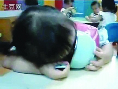 台湾“瞌睡妹”边吃边睡萌翻网友 组图