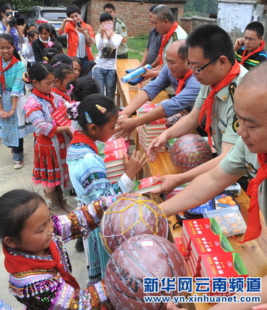 边寨苗族小学生收到了儿童节礼物