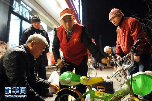 一个义务修车师傅26年的风雨坚守