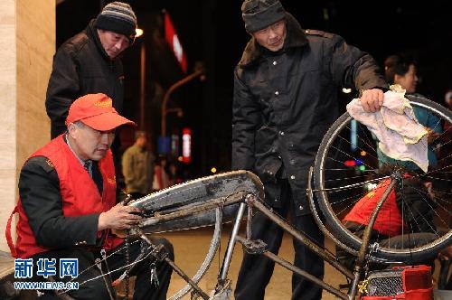 一个义务修车师傅26年的风雨坚守