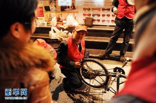 一个义务修车师傅26年的风雨坚守