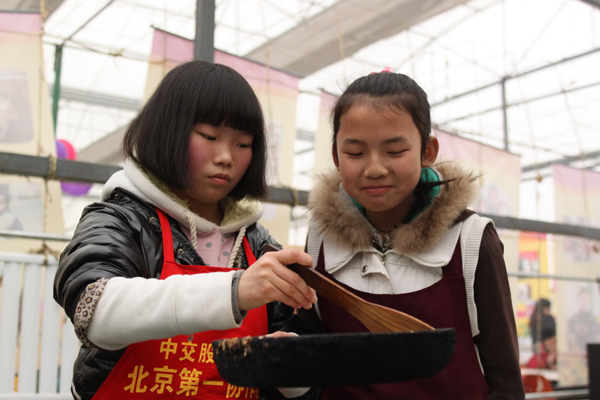 中国日报社赴北京太阳村开展学雷锋活动