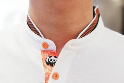 蜀绣熊猫领口藏 财富论坛志愿者装亮相