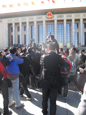 政协开幕式前等待的记者们