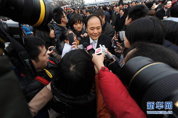 政协委员遭遇记者围堵采访
