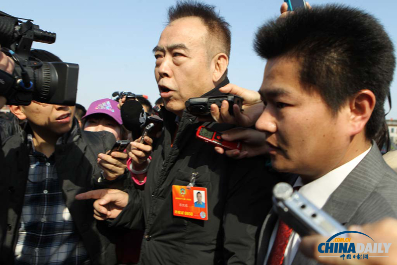 全国政协委员遭遇媒体记者围堵采访