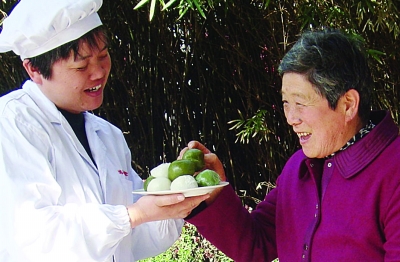 清明时节，吴地有吃“青白团子”习俗