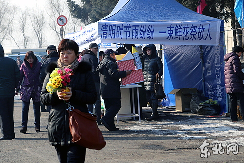 清明祭扫群众数量回落 错峰出行文明祭扫成主流