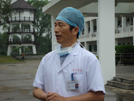 福州肺科医院调集省内知名儿科专家对患者蹲点治疗