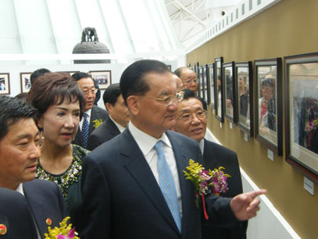 连战出席其专人摄影师杨永山在津影展开幕式