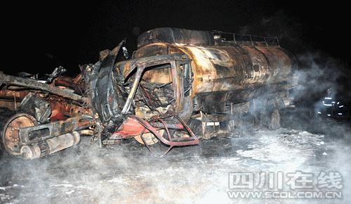 成绵高速油罐车爆炸至少1人死亡(组图)