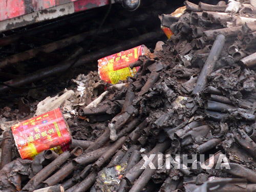 桂柳高速一运输烟花爆竹大货车燃烧