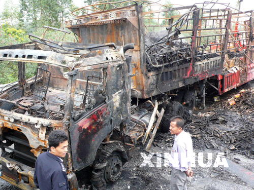 桂柳高速一运输烟花爆竹大货车燃烧