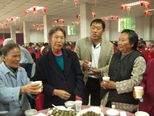 甘当1000个老人的儿子 1000个娃的爹
