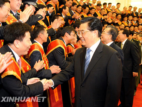胡锦涛温家宝李长春会见受表彰的优秀复员退伍军人