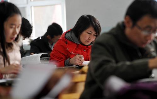 新疆上万人参加公务员考试