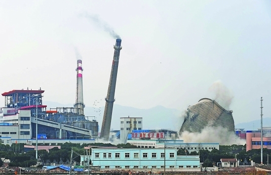 宁波:两根100米烟囱成功爆破