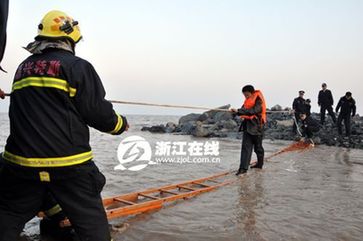 浙江海盐10名观潮者8人被卷走