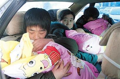 青岛甲流妈妈生下三胞胎离世 丈夫撑起贫寒家庭