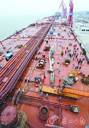 中国超大油轮将首航 排水量是美国航母3倍