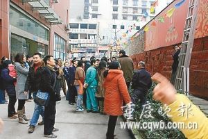 重庆一高楼飘下数十张百元钞票引百人争抢(图)