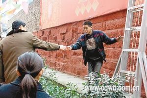 重庆一高楼飘下数十张百元钞票引百人争抢(图)