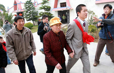 云南“许霆”何鹏:从无期改8年半