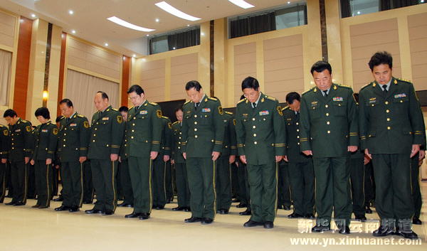 云南公安边防官兵悼念战友[组图]