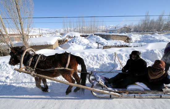 新疆阿勒泰大雪造成7人失踪14人被困(组图)
