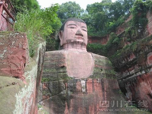 乐山大佛再被恶搞:去年唱歌 今年还要唱“寂寞”