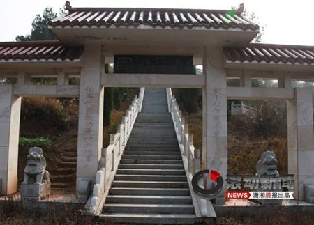 网帖曝官员墓地奢华 雕龙刻凤堪比皇陵